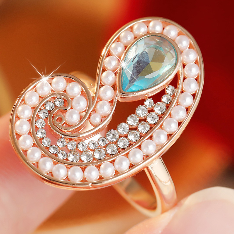 Asymmetric Spiral Hollow Women's Ring with Synthetic Zirconia